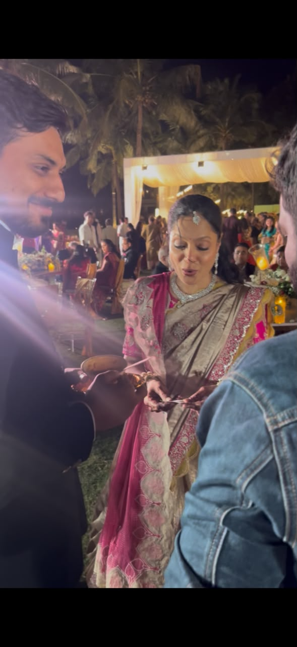 Kalai performing close up magic for wedding guests